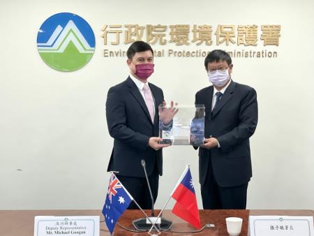 Minister Chang, Tzi-Chin presented a wet mercury sampler model to the CSIRO, and Deputy Representative Mr. Michael Googan of the Australian Office received the model on behalf of CSIRO.