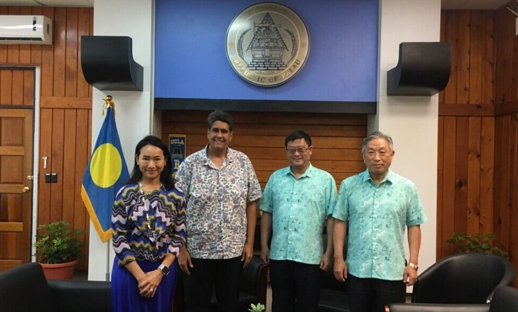 EPA Minister Tzi-Chin Chang (second from the right) delivered a letter of credence to Palau President Whipps (second from the left) and attended the OOC as a Special Presidential Envoy. (Source: MOFA)