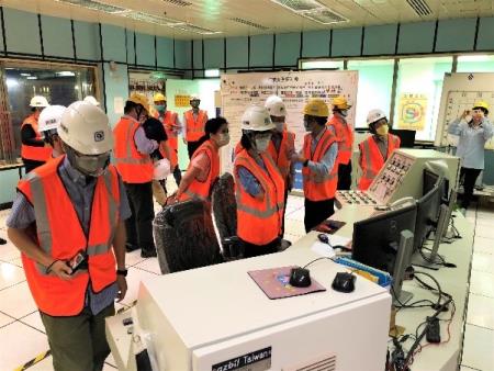 Image 4: Overview of expert and scholar inspections at the incineration plant (central control room).