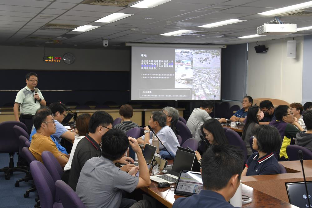 Figure 3: Chief Secretary Lin Tsai Yu of the Hualien County Environmental Protection Bureau speaking about the Mataian River barrier lake overflow incident