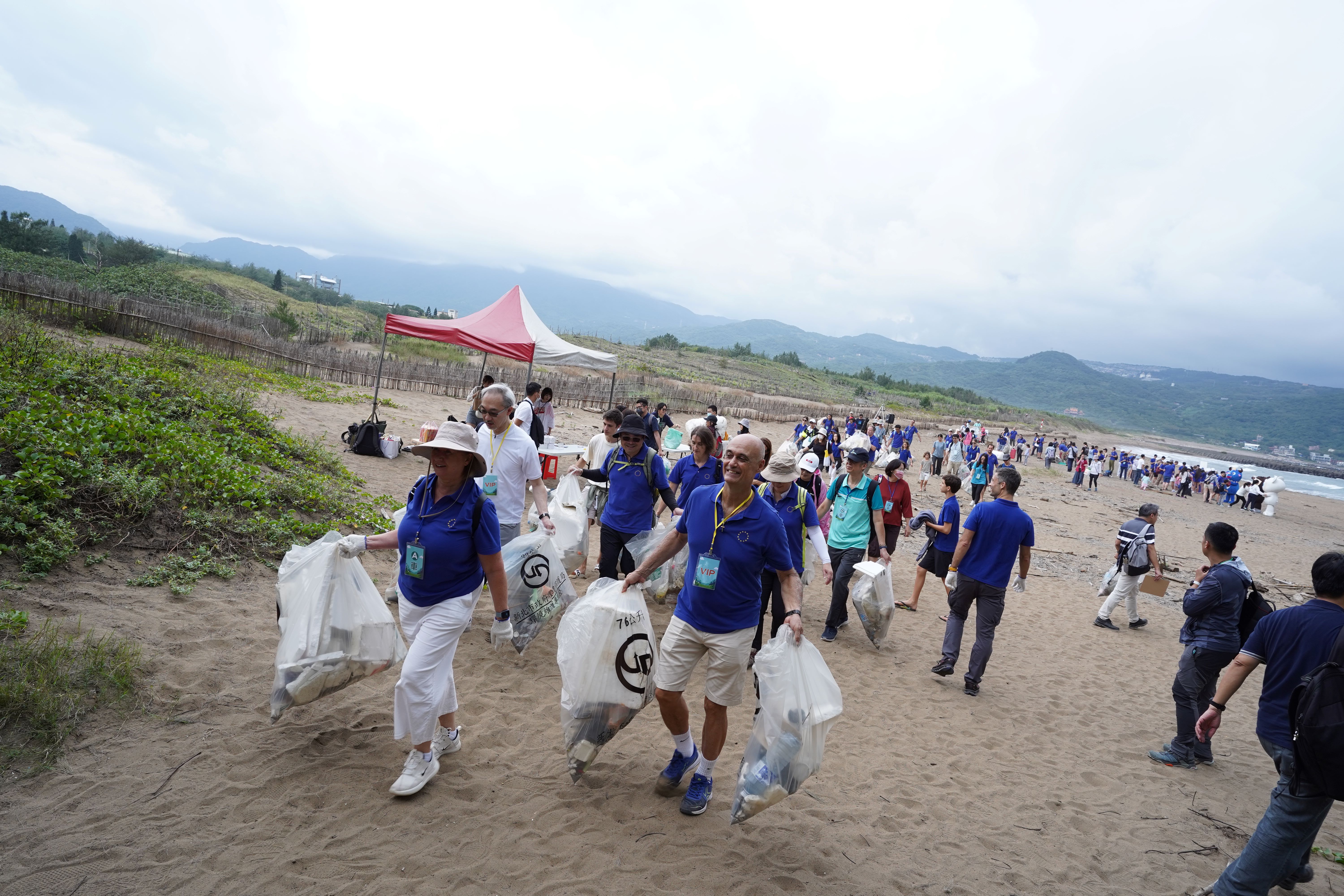 After the beach cleanup,  everyone worked together to haul away garbage.