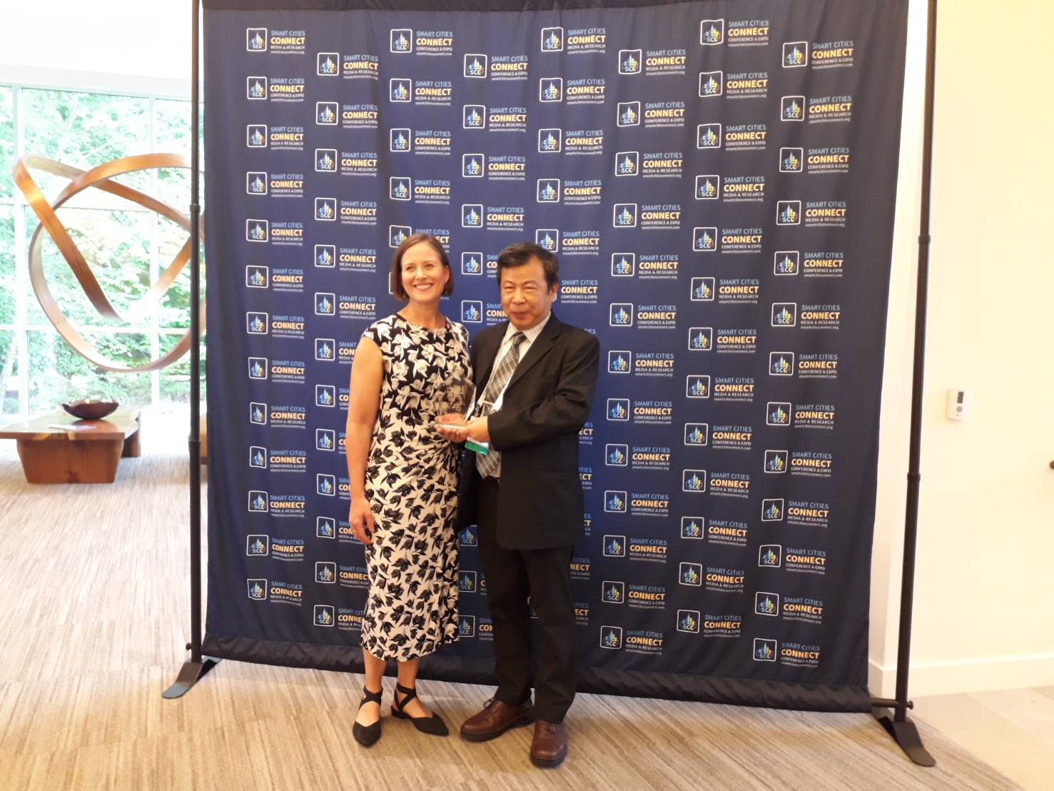 Deputy Director-General Hu of the Monitoring and Information Department of the Ministry of Environment took a group photo with Ms. Chelsea Collier, Editor-at-Large & Managing Partner of the organizer, after receiving the award.