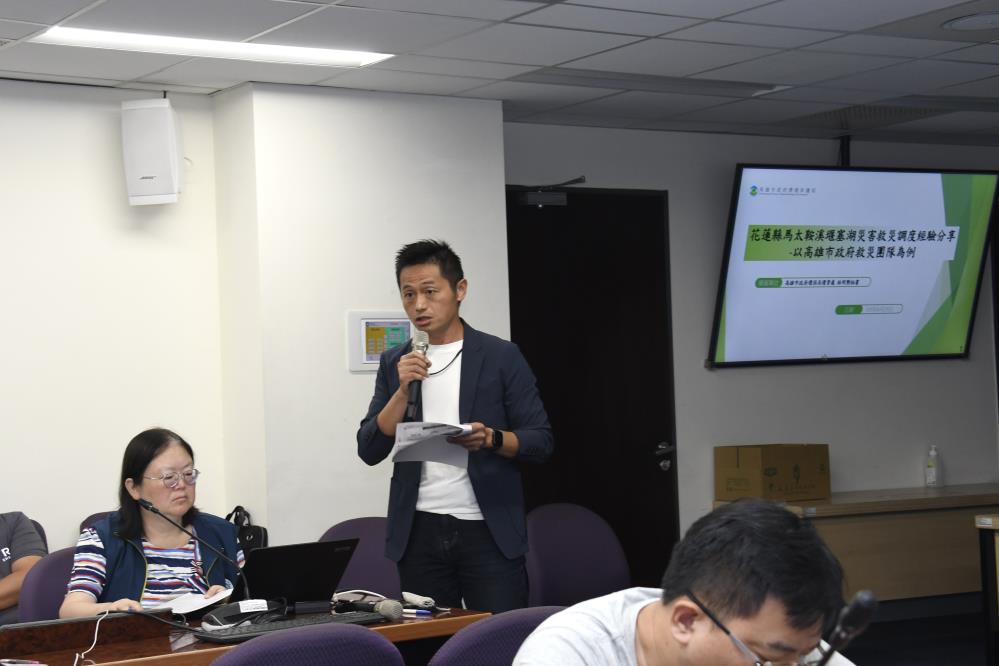 Figure 4: Secretary Lin Ming-hsun of the Kaohsiung City Environmental Protection Bureau sharing about the Kaohsiung City Government disaster relief team's deployment experience during the Mataian River barrier lake disaster