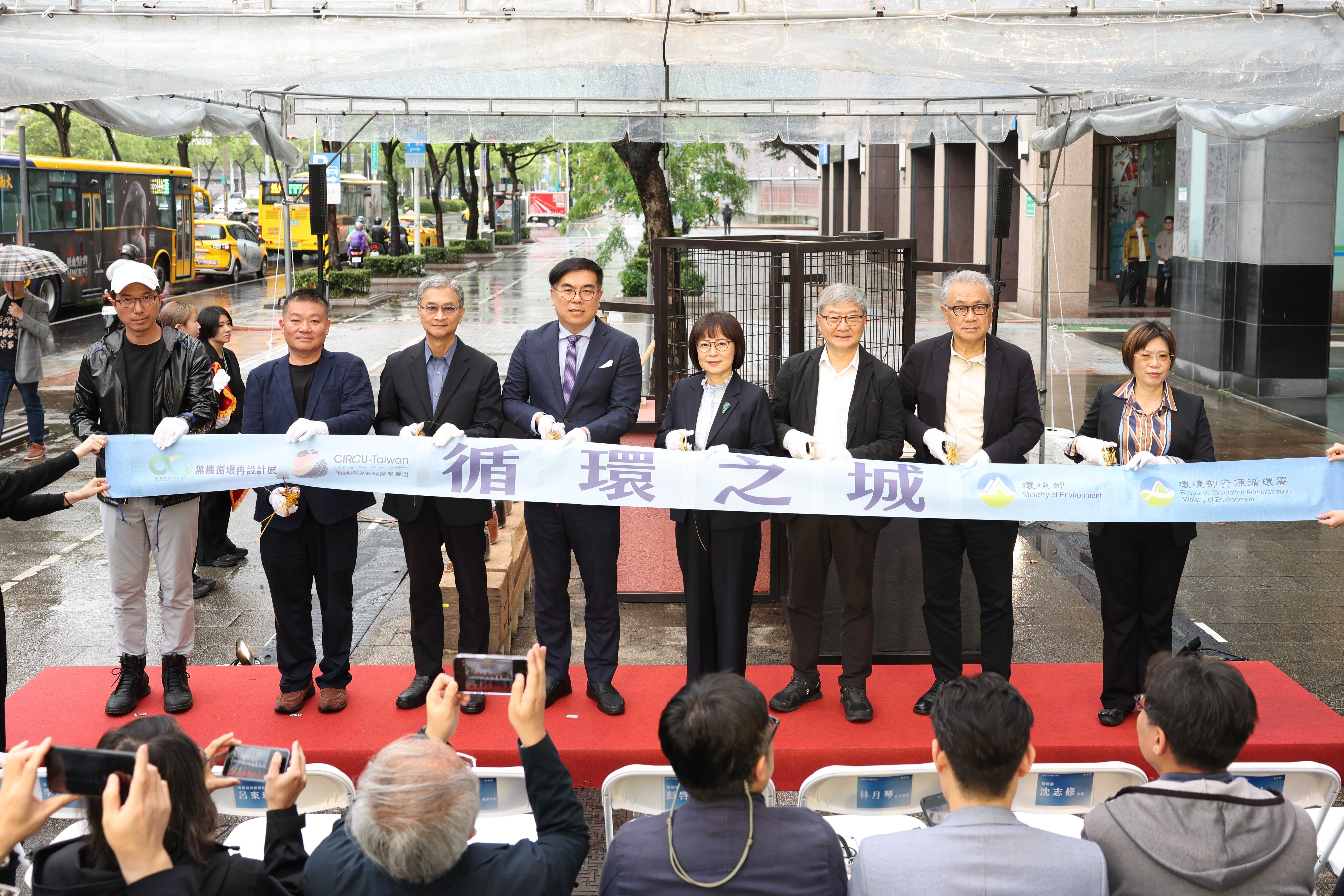 如廁新世紀裝置藝術揭牌儀式現場，展示如廁設備演進與衛生紙正確處理方式的互動裝置，多位貴賓參與剪綵或揭牌