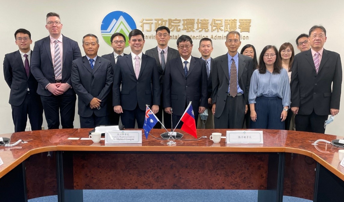 Minister Chang, Tzi-Chin, Deputy Representative Mr. Googan of the Australian Office, Director General Chow, Minn-Gan of the Department of East Asian and Pacific Affairs, MOFA, and Executive Director, and Science & Technology Division, Taipei Economic and Cultural Office in Australia Lin, Ho were taken a group photo with physically participants.